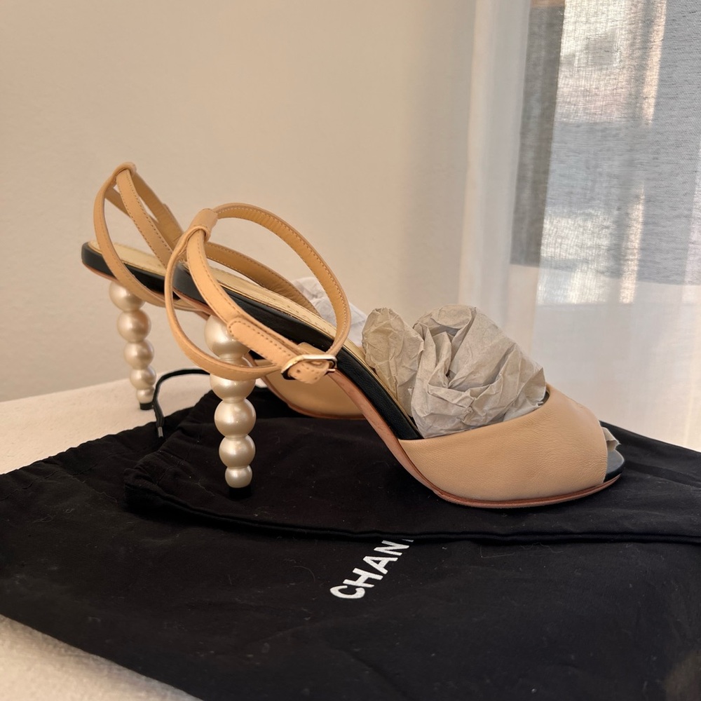 CHANEL Beige Heels with Pearl Accent - Picture 3 of 8